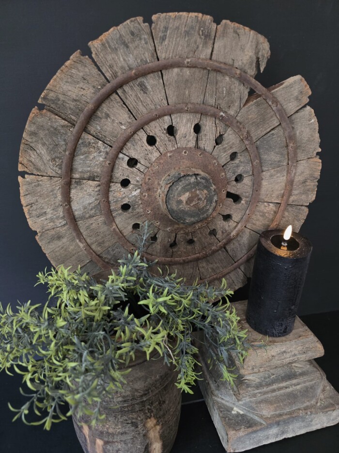 Oud houten spinnenwiel 43x59cm met poer kunst rozemarijn en led kaars