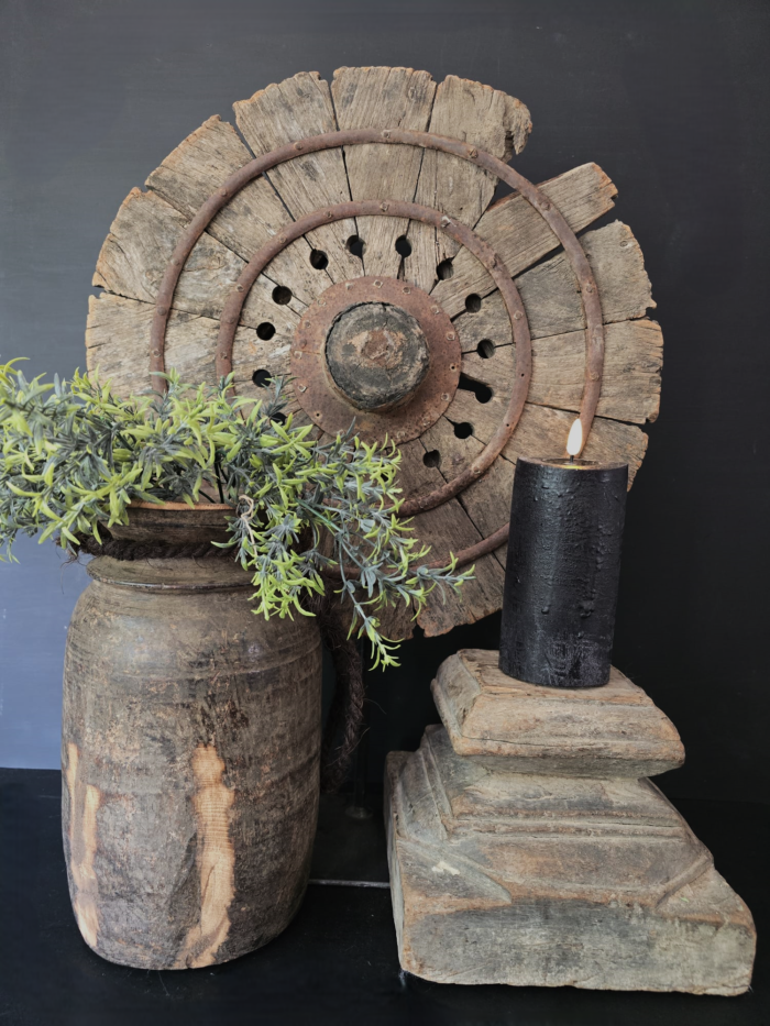 Oud houten spinnenwiel 43x59cm met oude poer en Nepalese kruik