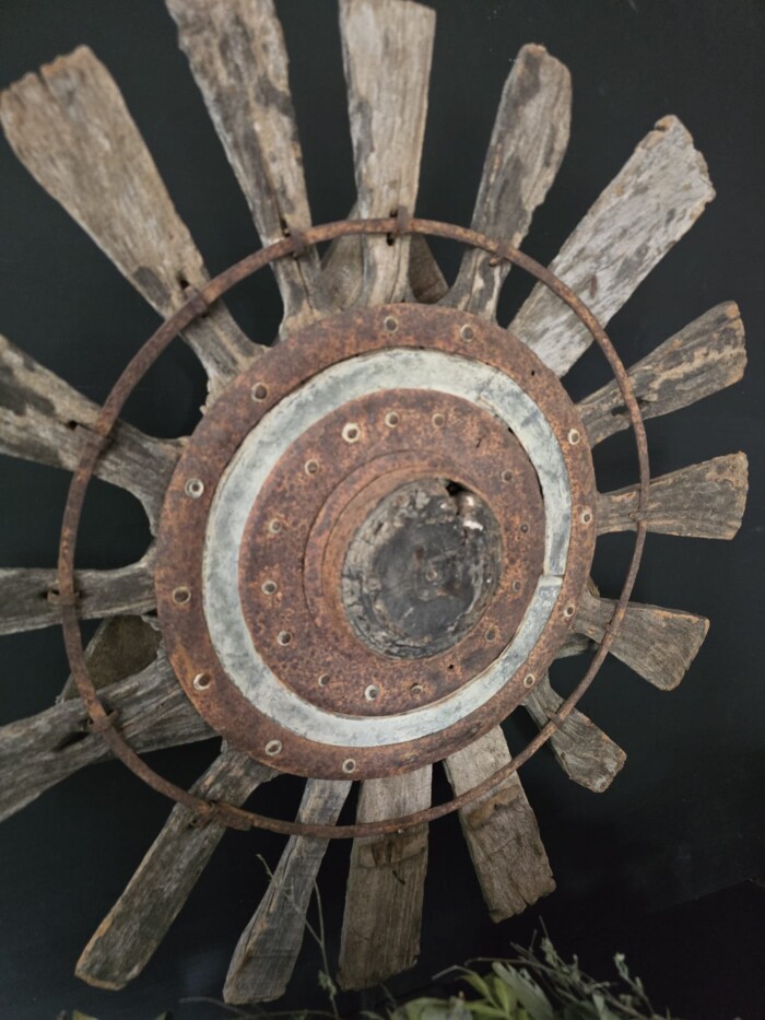 Oud houten spinnenwiel 54x63cm detail