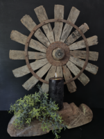 Oud houten spinnenwiel 55x65cm met houten kandelaar en LED kaars