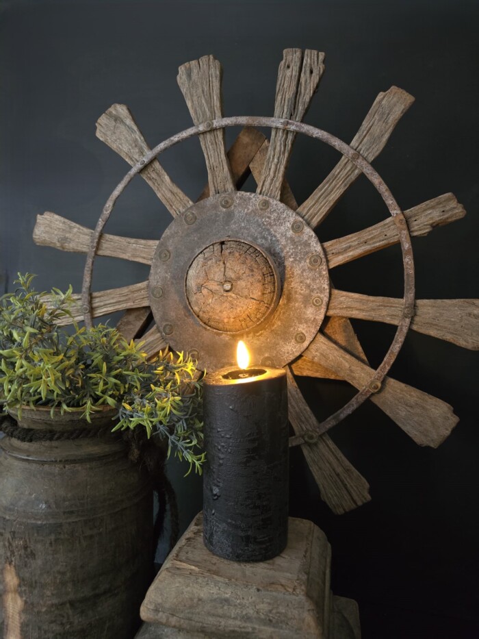 Oud houten spinnenwiel 55x6cm met LED kaars Nepalese pot en kunstplant