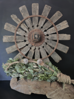 Oud houten spinnenwiel 57x68cm met gedroogde toef op een houten poer