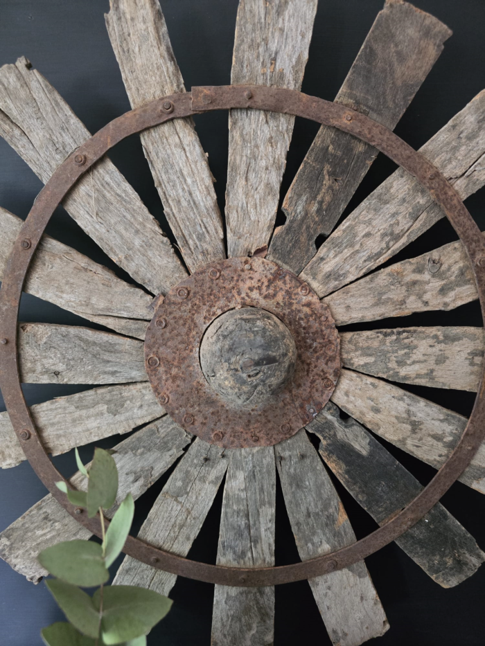 Oud houten spinnenwiel 57x68cm detail