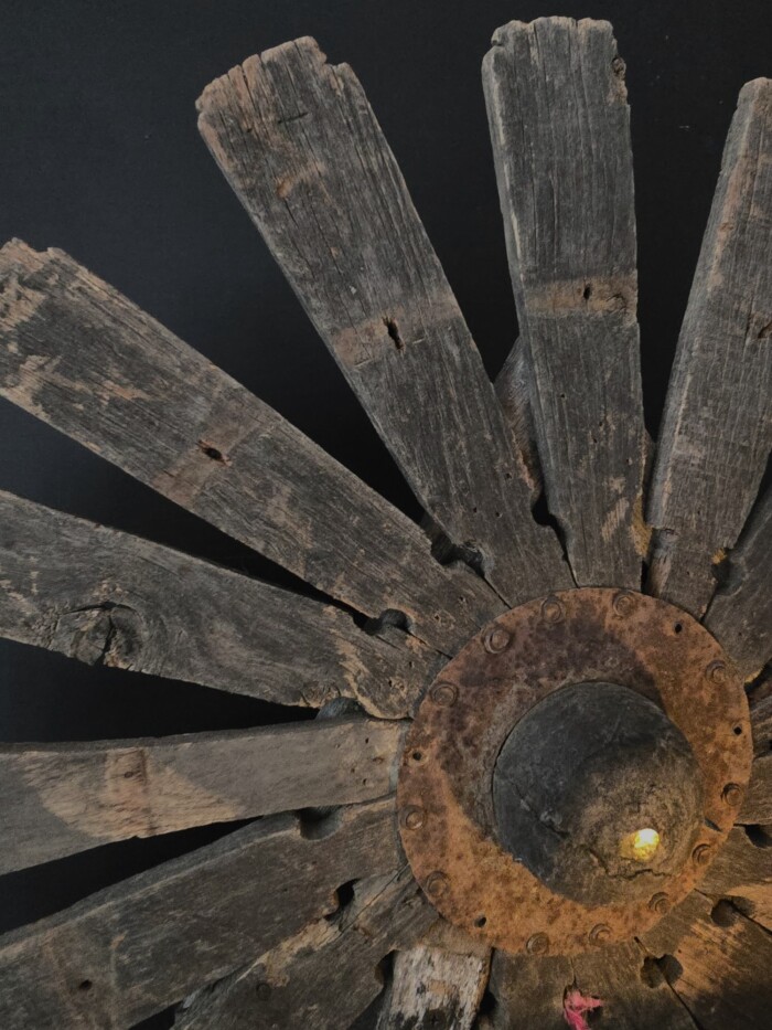Oud houten spinnenwiel detail