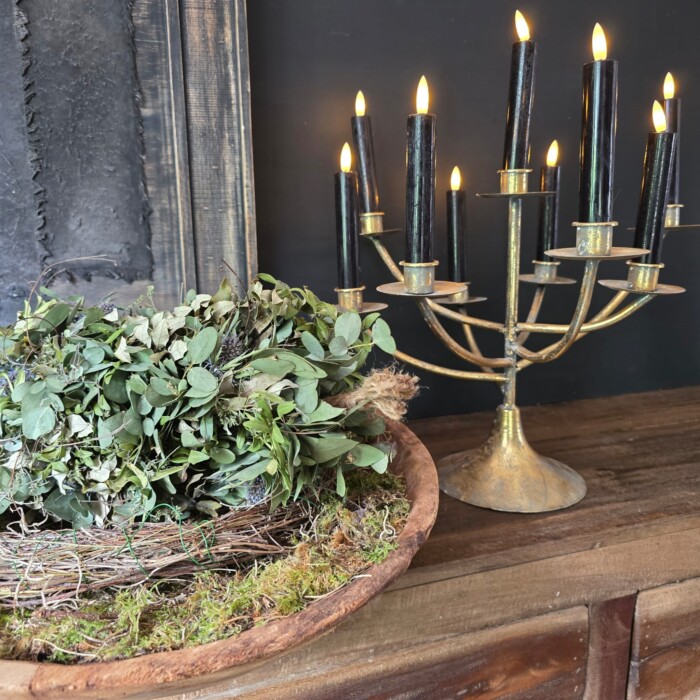 9 armige gouden kandelaar met oude houten schaal, toef en zwarte LED kaarsen