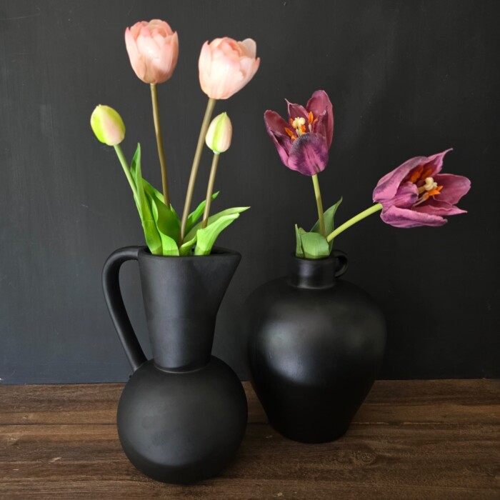 Zwarte kruik 22cm met zwarte kan en kunsttulpen