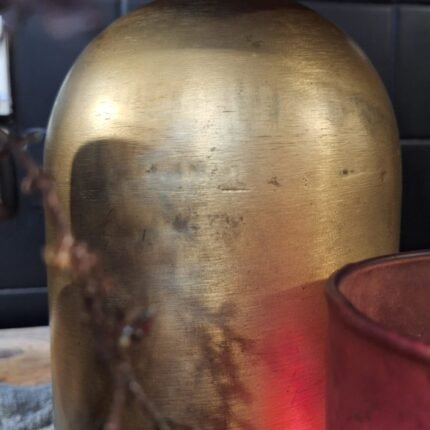 Sfeervolle Countryfield lamp in sobere setting met kaarsen