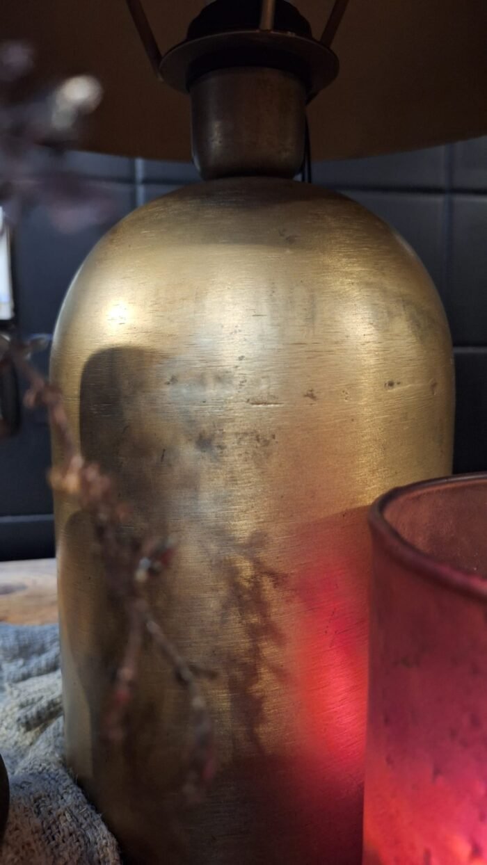 Sfeervolle Countryfield lamp in sobere setting met kaarsen