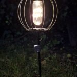 Solar tuinlamp met metalen kooi en glazen pot – brandend in de avond