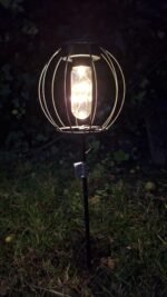 Solar tuinlamp met metalen kooi en glazen pot – brandend in de avond