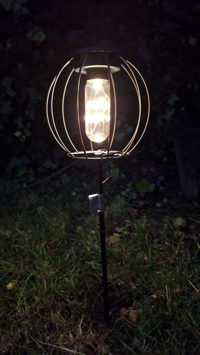 Solar tuinlamp met metalen kooi en glazen pot – brandend in de avond