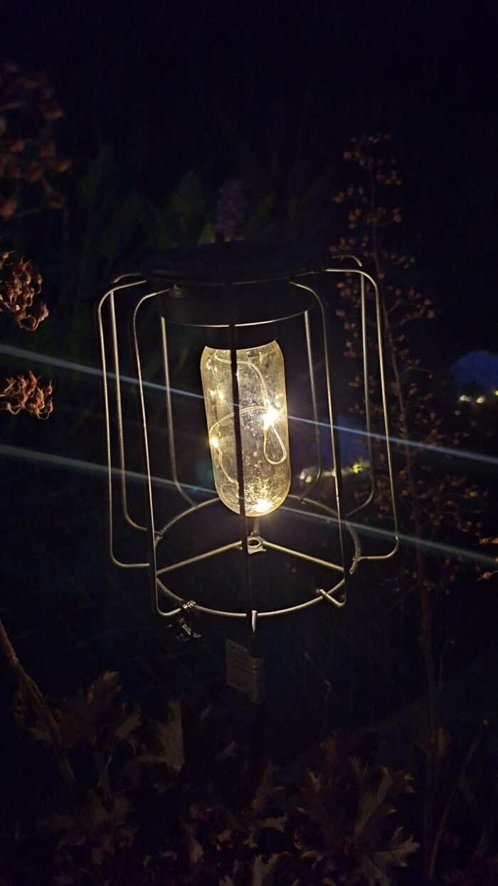 Landelijke solar priklamp met glazen pot en draadverlichting – buitenverlichting
