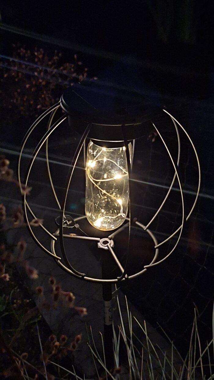 Landelijke solar priklamp met glazen pot en draadverlichting – buitenverlichting rond