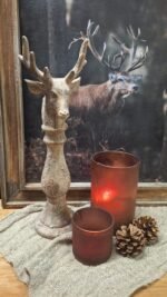 Landelijke winterdecoratie met kandelaar in rendiervorm, robuuste stijl