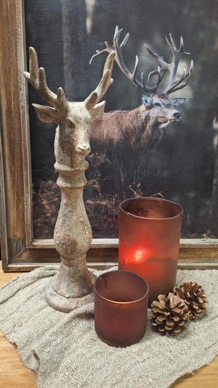 Landelijke winterdecoratie met kandelaar in rendiervorm, robuuste stijl