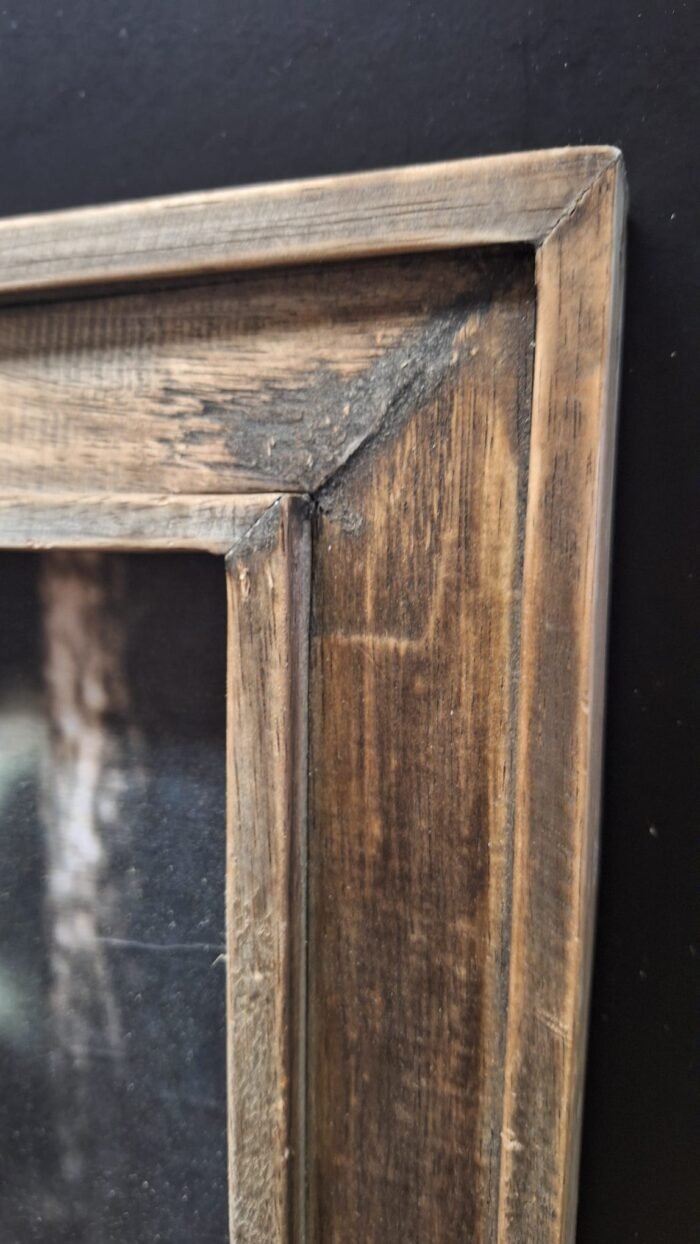 Detailfoto van de robuuste houten lijst rondom elandschilderij