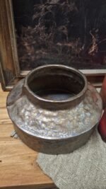 Decoratieve landelijke pot in metalen afwerking – geschikt voor binnen