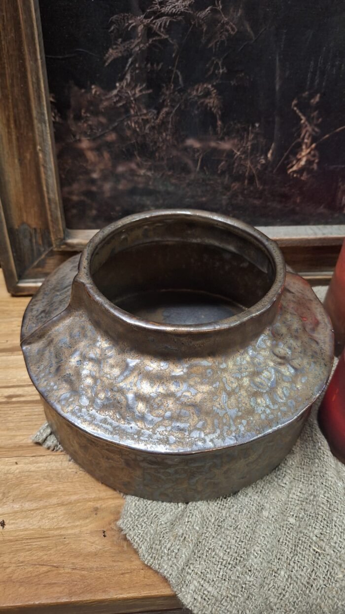 Decoratieve landelijke pot in metalen afwerking – geschikt voor binnen