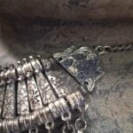 Detailfoto van de schakels van de landelijke kruikketting