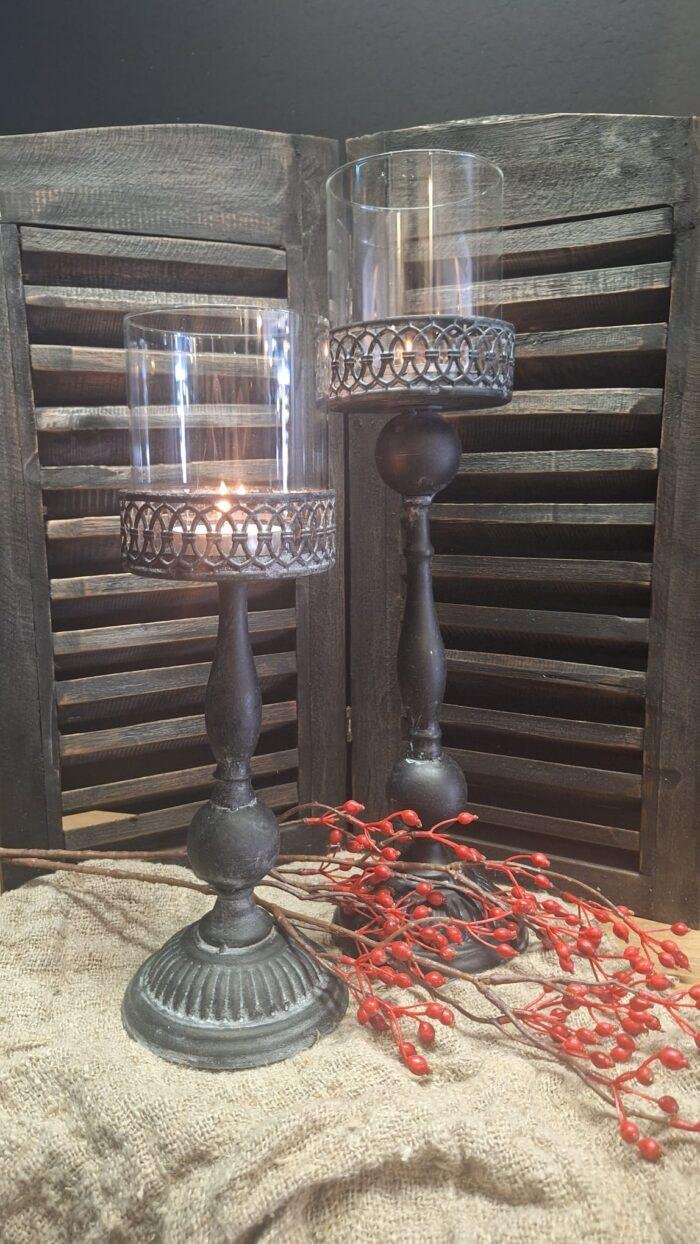 Grijze kandelaar incl glas met brandende kaars