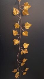 Guirlande van kunsthedera in herfsttint, hangend aan een donkere wand