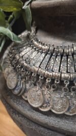 Close-up van metalen muntjes en gravures van de ketting