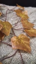 Kunstmatige herfstguirlande met klimopvorm in landelijke woonstijl