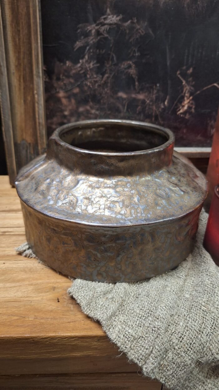 Rustieke decoratieve pot met metal look voor landelijke styling