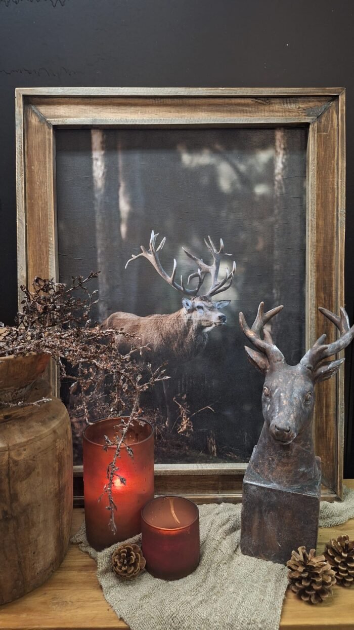 Landelijk schilderij met eland in houten lijst, sfeerfoto