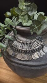 Kruikketting met muntdetails op donkere kruik – landelijke stijl