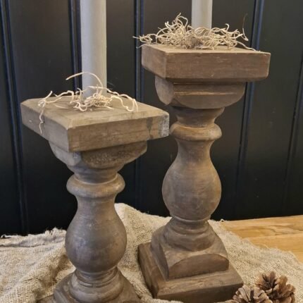 Houten baluster kandelaar 25cm met Countryfield LED kaars