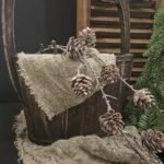 Ovale houten emmer met shabby doekje en kunsttak met dennenappels