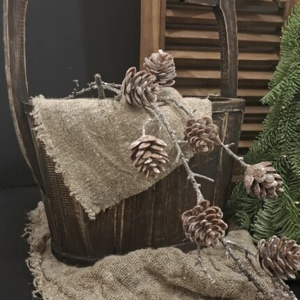 Ovale houten emmer met shabby doekje en kunsttak met dennenappels