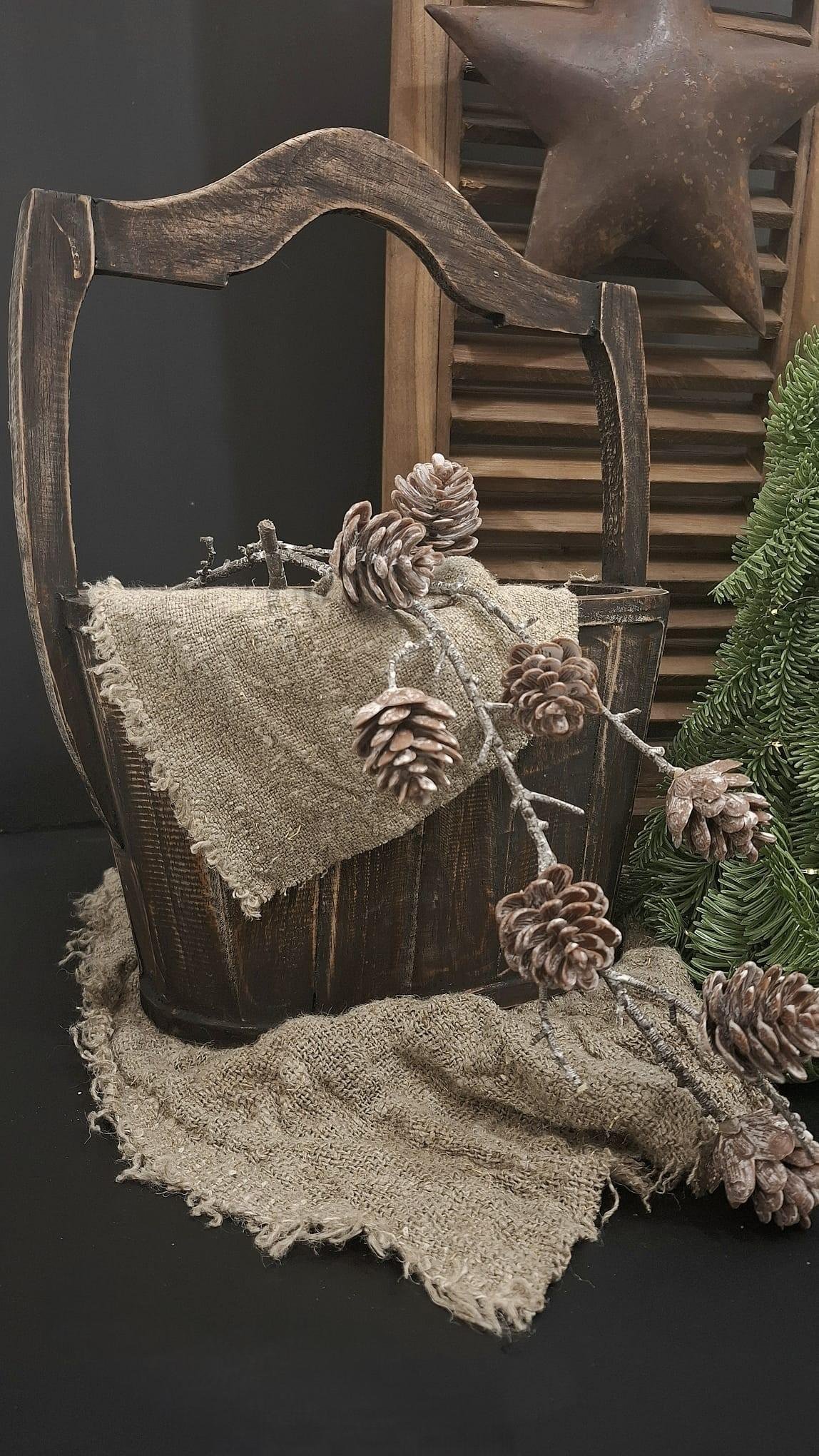ovale-houten-emmer 1 Ovale houten emmer met shabby doekje en kunsttak met dennenappels