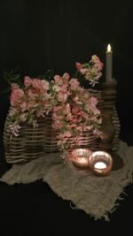 Rattan mand zonder handgreep gevuld met kunstbloemen