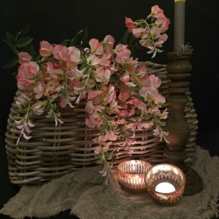 Rattan mand zonder handgreep gevuld met kunstbloemen