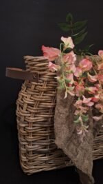 Rattan vensterbankmand met lederen handvat