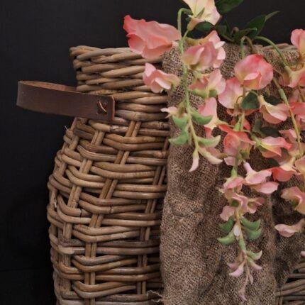 Rattan vensterbankmand met lederen handvat