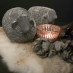 Grijze stenen schaap staand S