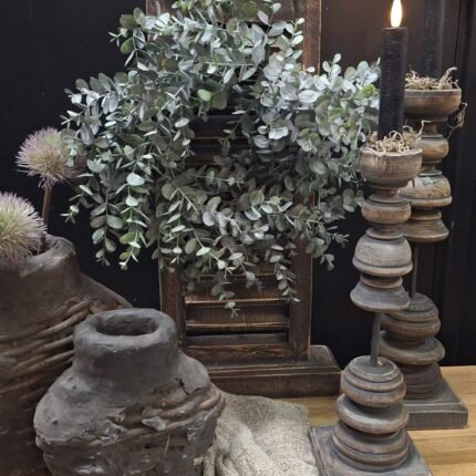 Groene kunst eucalyptus krans aan muur in landelijke stijl