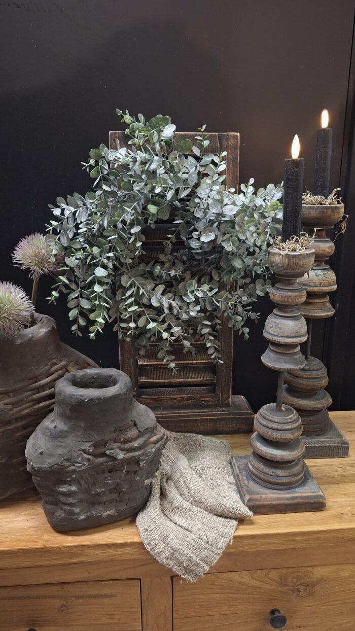 Groene kunst eucalyptus krans aan muur in landelijke stijl