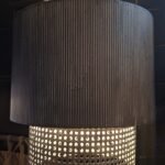 Grijze metalen hanglamp met geperforeerde onderzijde – landelijke verlichting