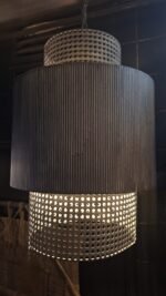 Grijze metalen hanglamp met geperforeerde onderzijde – landelijke verlichting