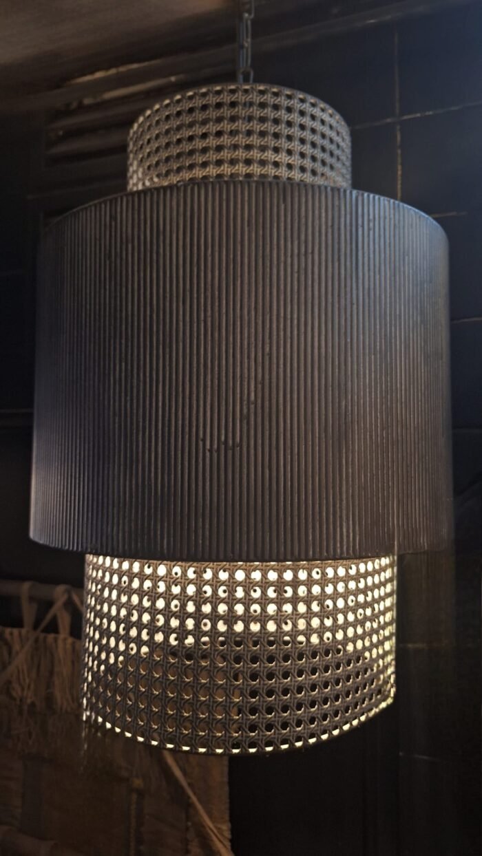 Grijze metalen hanglamp met geperforeerde onderzijde – landelijke verlichting