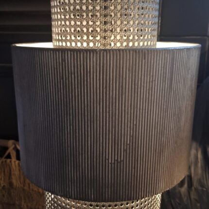 Grijze metalen hanglamp met geperforeerde onderzijde – landelijke verlichting aan ketting