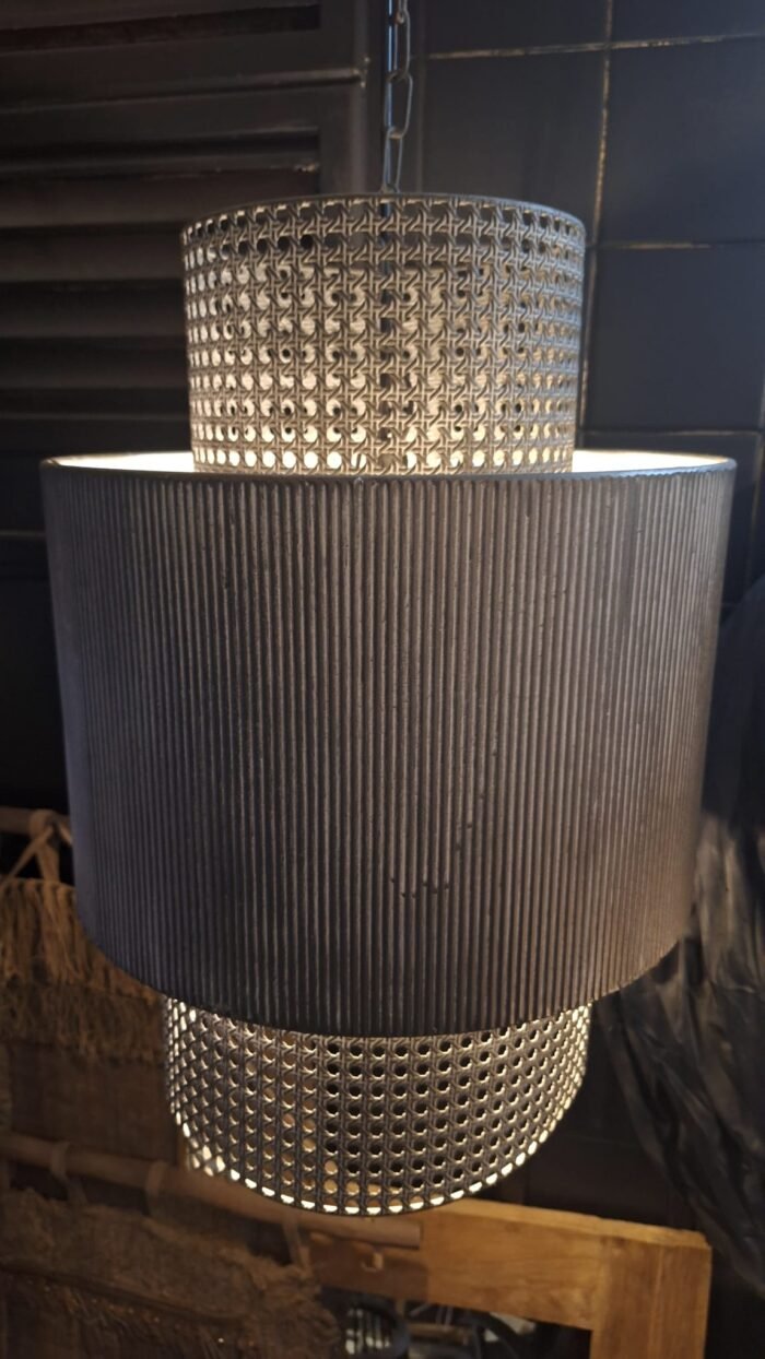 Grijze metalen hanglamp met geperforeerde onderzijde – landelijke verlichting aan ketting