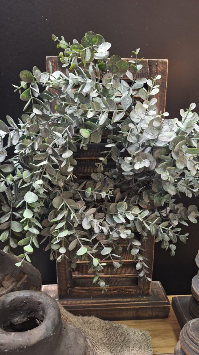 Eucalyptus krans als sobere wanddecoratie op zwarte muur