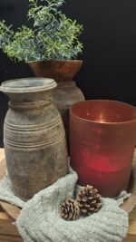 Sfeervol windlicht van roestkleurig glas op jute doek