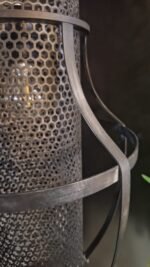 Grijze metalen hanglamp met geperforeerde onderzijde – landelijke verlichting aan ketting details