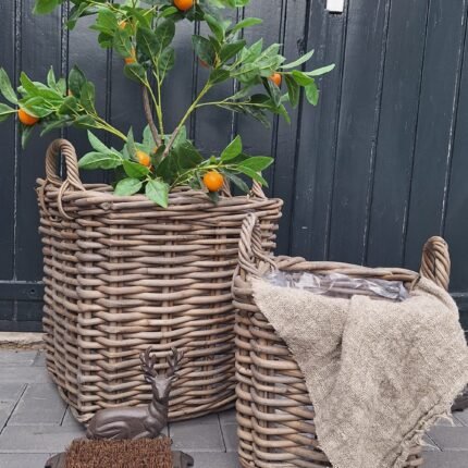 Landelijke vierkante mand met linnen doek en planten